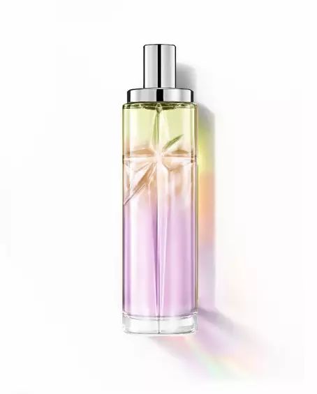 Sweet Kiss: hoge flacon met lavenderkleurig, amberkleurig en lichtgroen kleurverloop tegen een witte achtergrond.