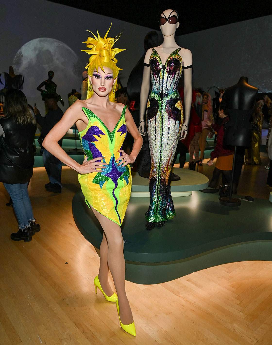 De cast van RuPaul's Drag Race bezoekt de Mugler-tentoonstelling in het Brooklyn Museum